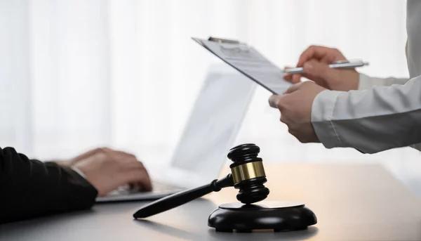 Why Personal Injury Attorneys Advise Against Accepting Quick Settlement Offers